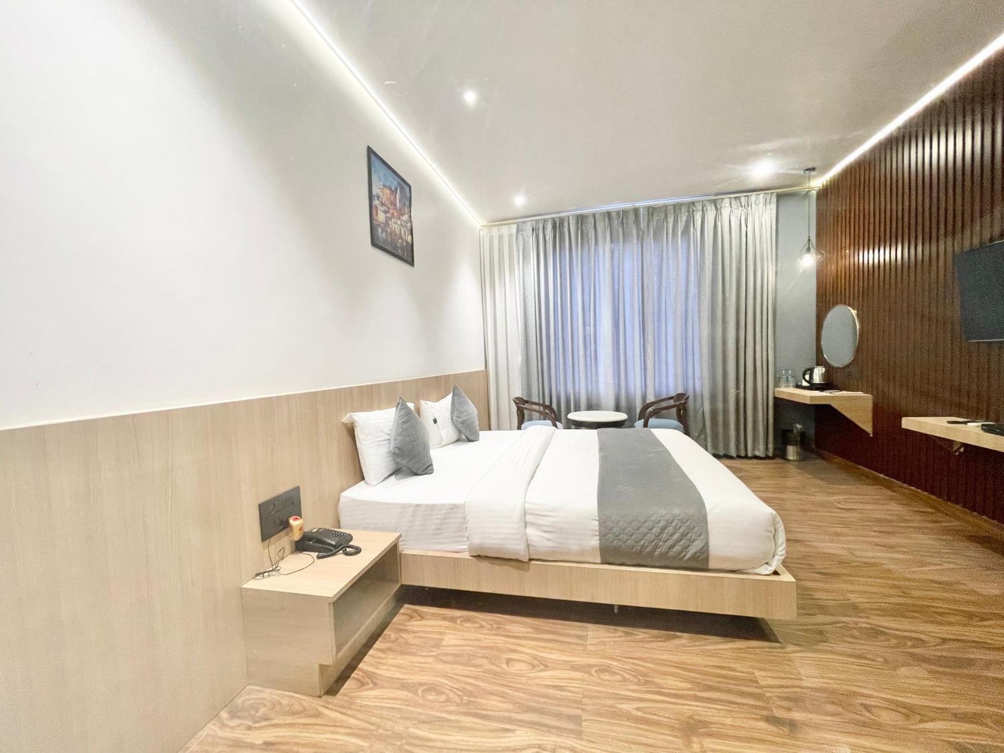 Hotel Well ! Fully Air-conditioned With Lift-wifi- Parking Availability, Near Kashi Vishwanath Temple, And Ganga Ghat Varanasi