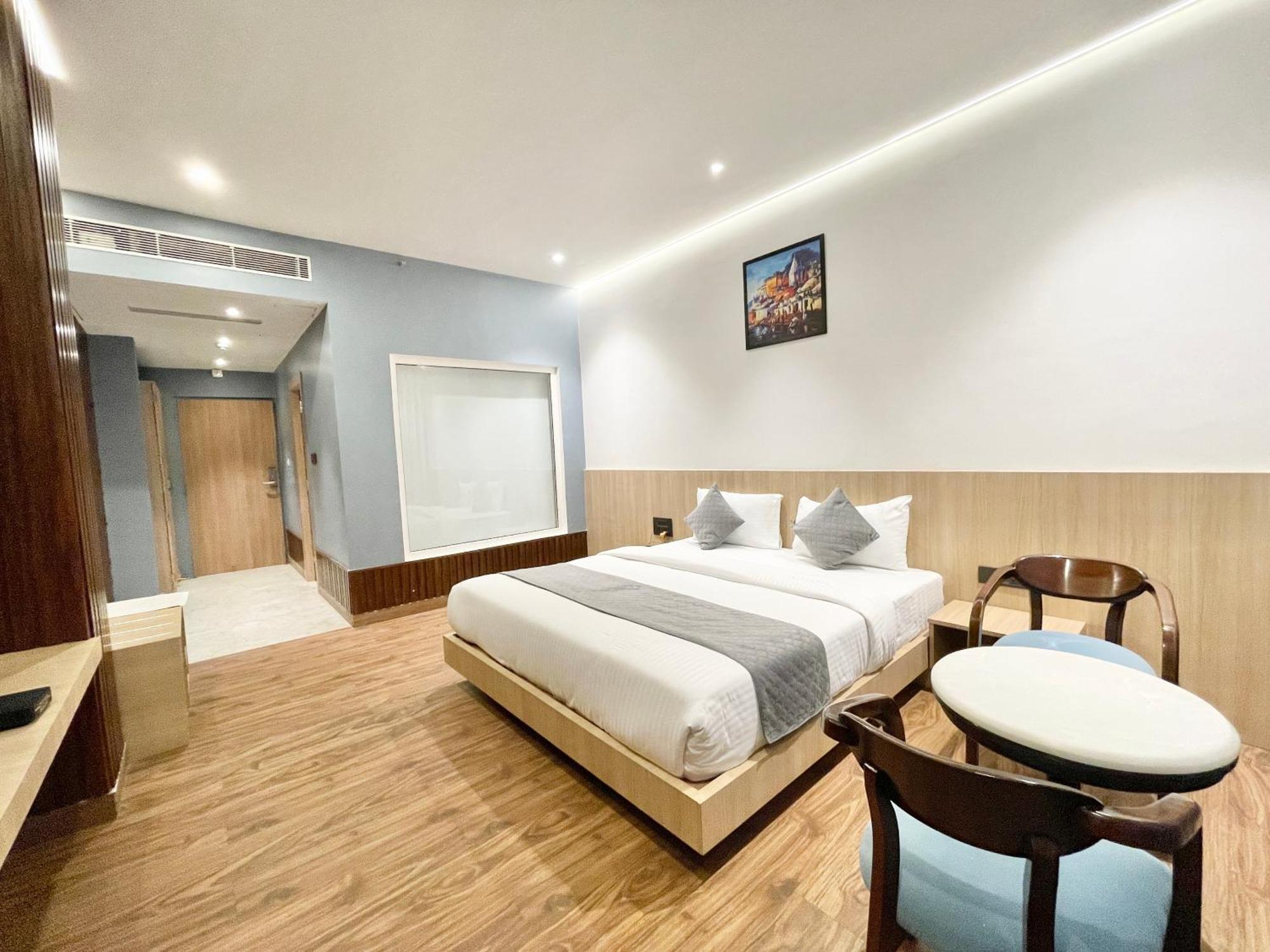 Well ! Fully Air-conditioned With Lift-wifi- Parking Availability, Near Kashi Vishwanath Temple, And Ganga Ghat Hotel 4*