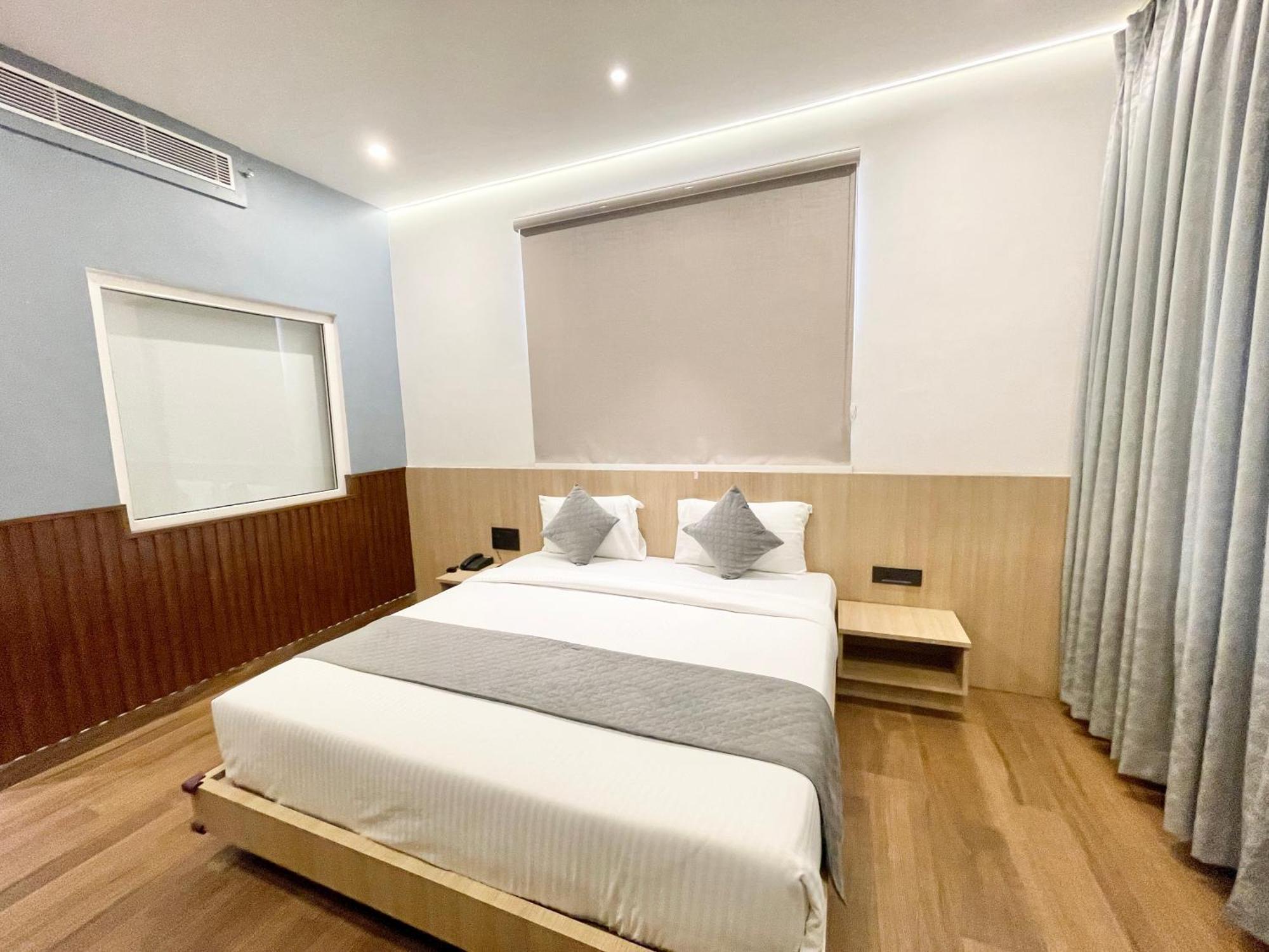 Well ! Fully Air-conditioned With Lift-wifi- Parking Availability, Near Kashi Vishwanath Temple, And Ganga Ghat Varanasi
