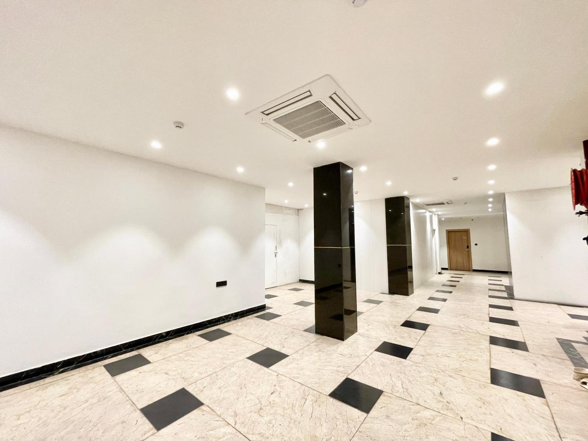 Hotel Well ! Fully Air-conditioned With Lift-wifi- Parking Availability, Near Kashi Vishwanath Temple, And Ganga Ghat