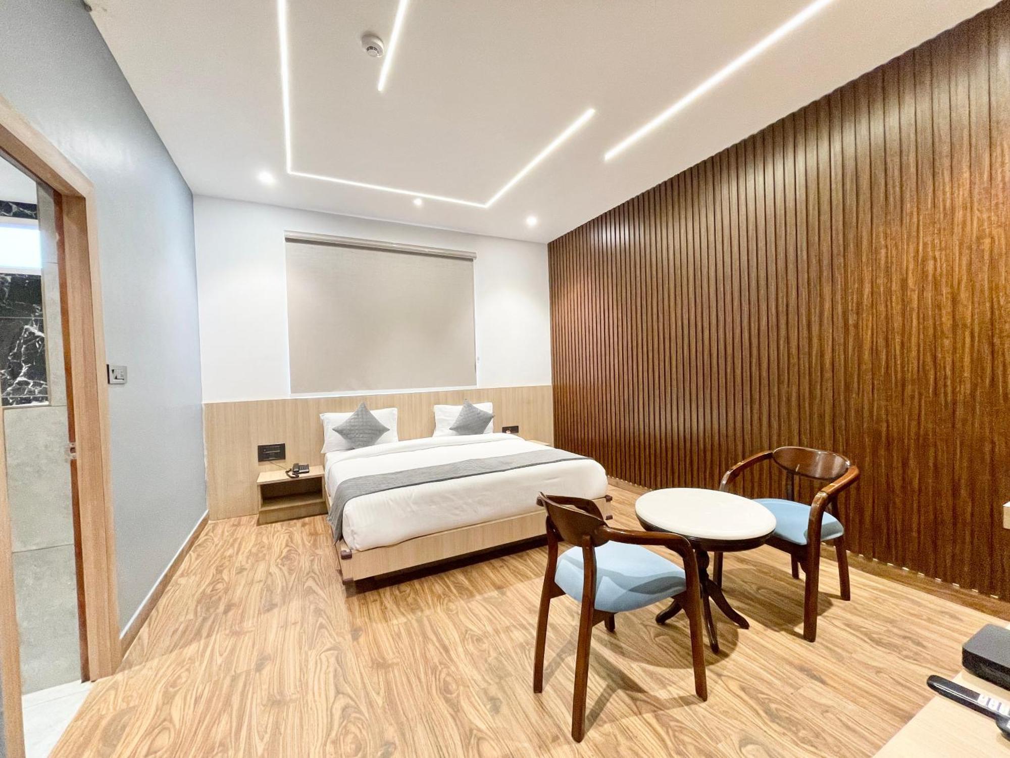 Well ! Fully Air-conditioned With Lift-wifi- Parking Availability, Near Kashi Vishwanath Temple, And Ganga Ghat