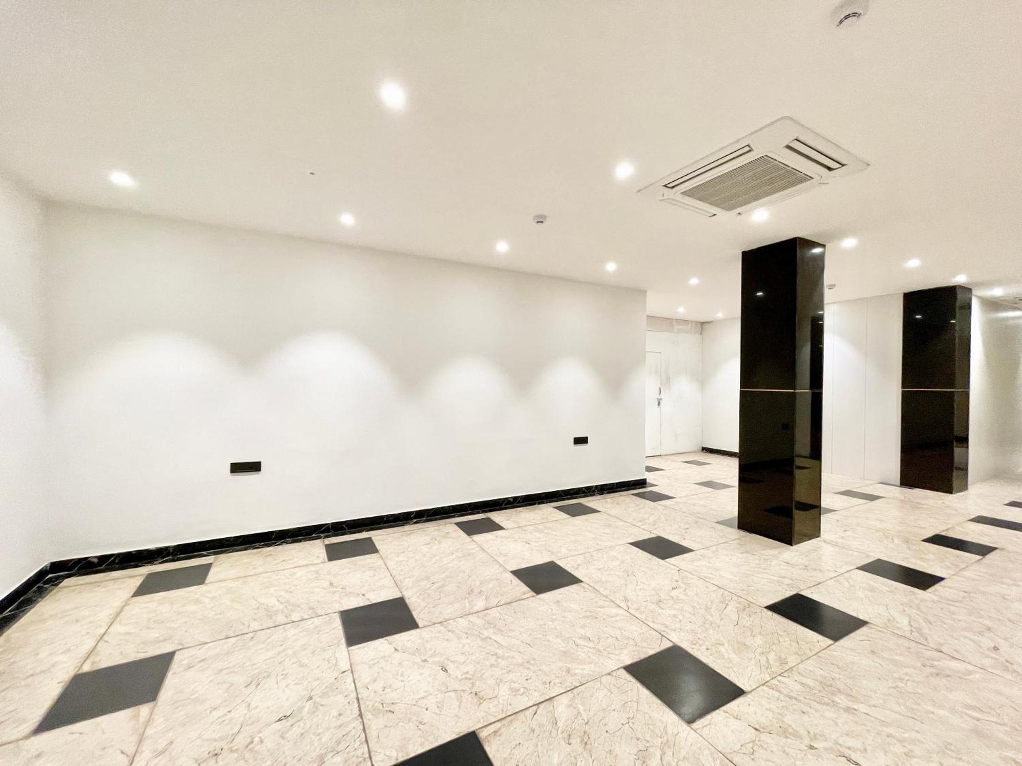 Hotel Well ! Fully Air-conditioned With Lift-wifi- Parking Availability, Near Kashi Vishwanath Temple, And Ganga Ghat 4*
