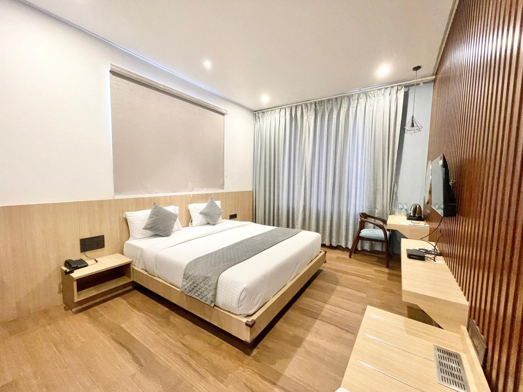 Well ! Fully Air-conditioned With Lift-wifi- Parking Availability, Near Kashi Vishwanath Temple, And Ganga Ghat