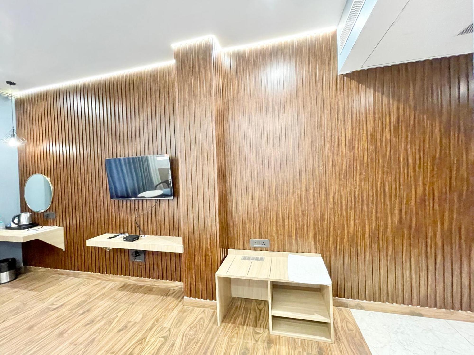 Well ! Fully Air-conditioned With Lift-wifi- Parking Availability, Near Kashi Vishwanath Temple, And Ganga Ghat Varanasi