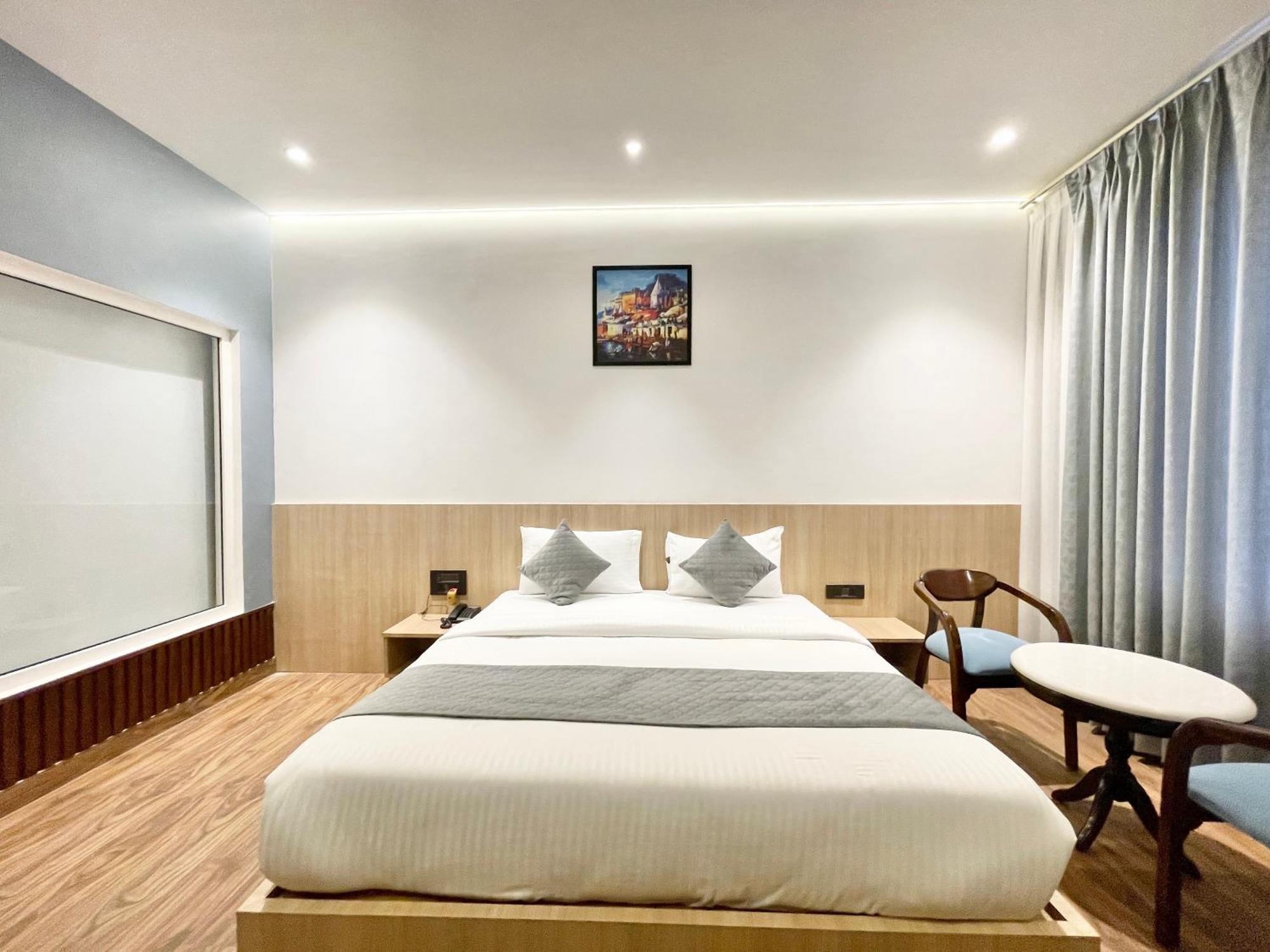 Well ! Fully Air-conditioned With Lift-wifi- Parking Availability, Near Kashi Vishwanath Temple, And Ganga Ghat