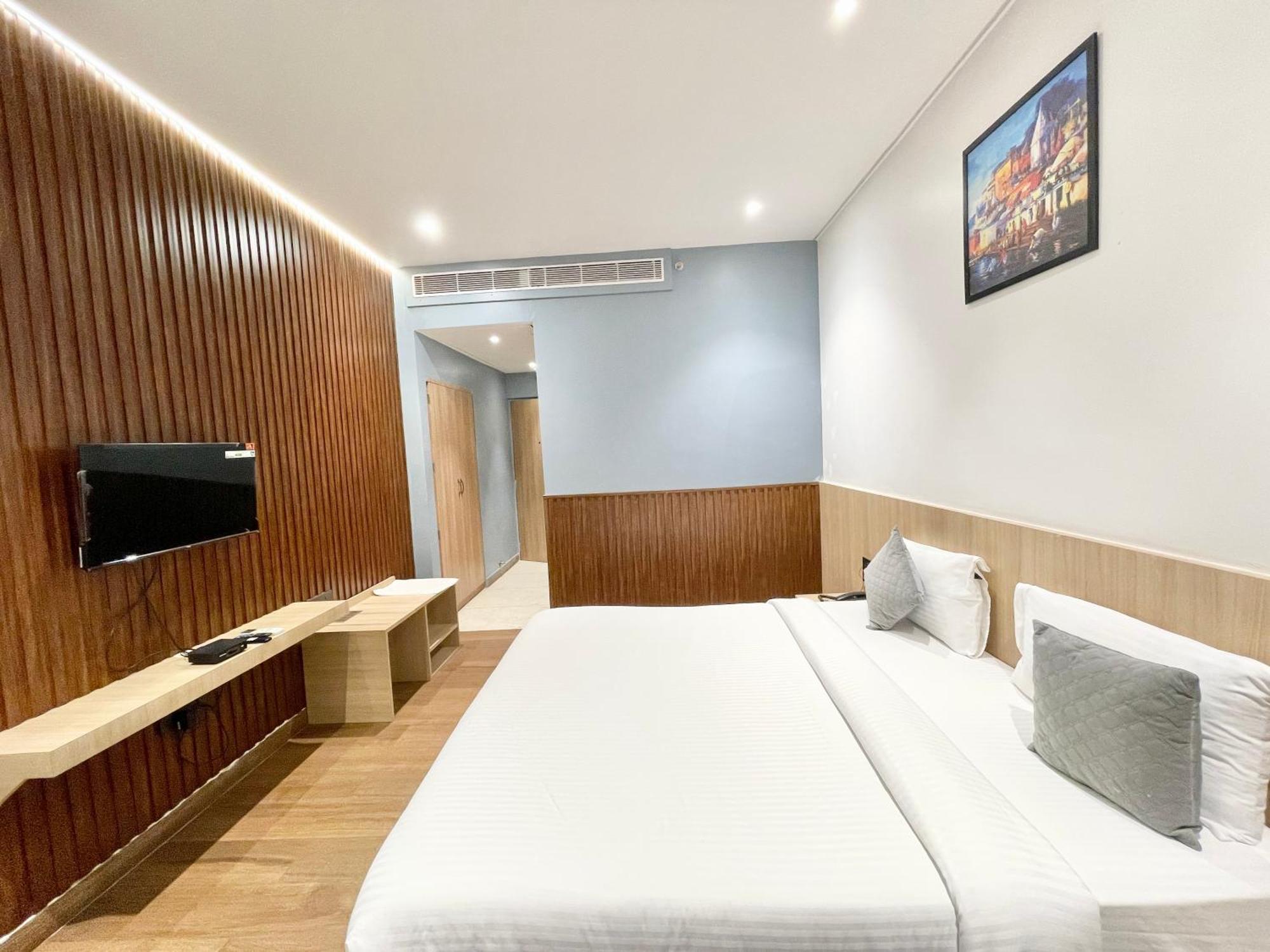 Well ! Fully Air-conditioned With Lift-wifi- Parking Availability, Near Kashi Vishwanath Temple, And Ganga Ghat 4* Varanasi