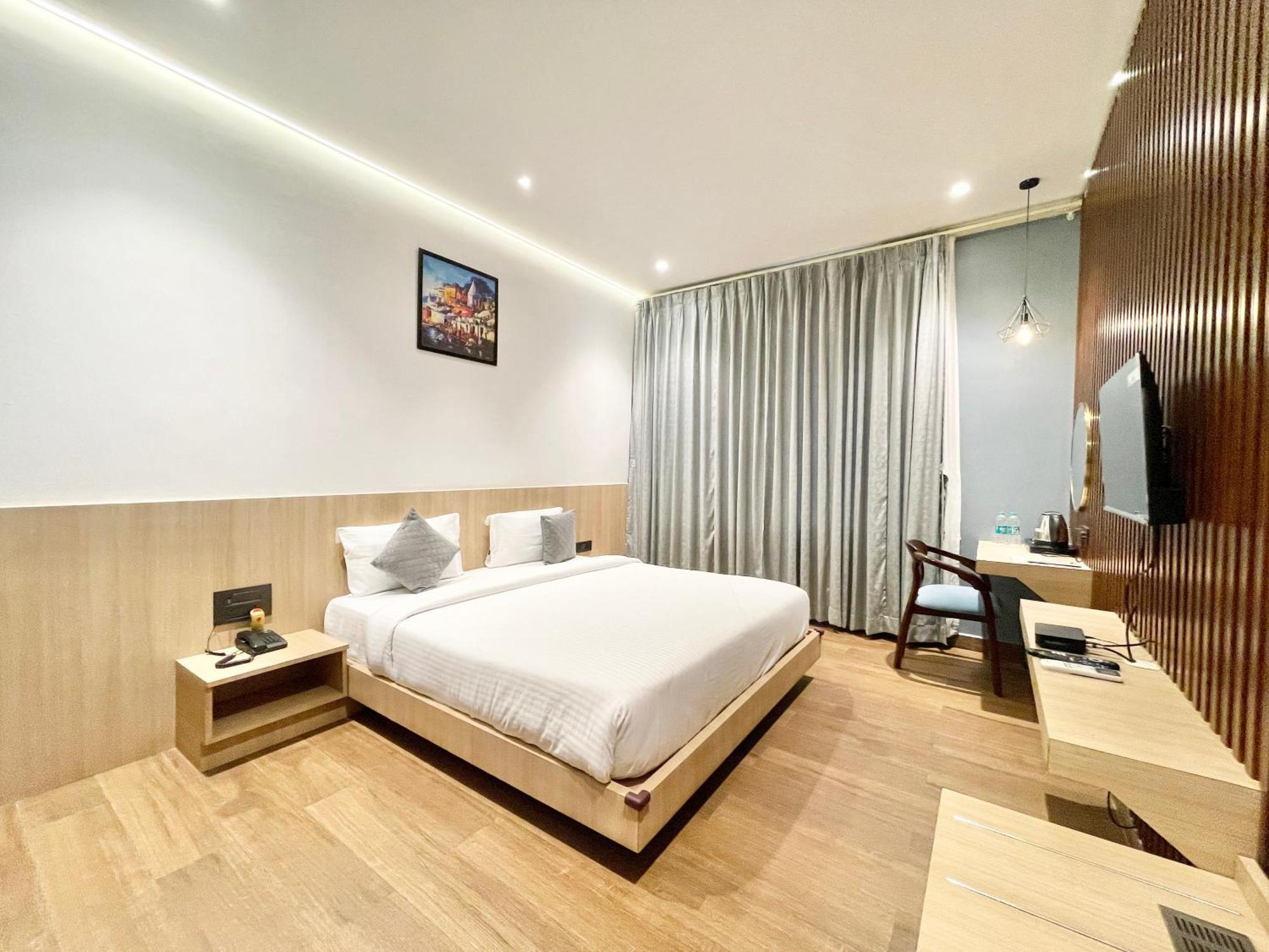 Well ! Fully Air-conditioned With Lift-wifi- Parking Availability, Near Kashi Vishwanath Temple, And Ganga Ghat