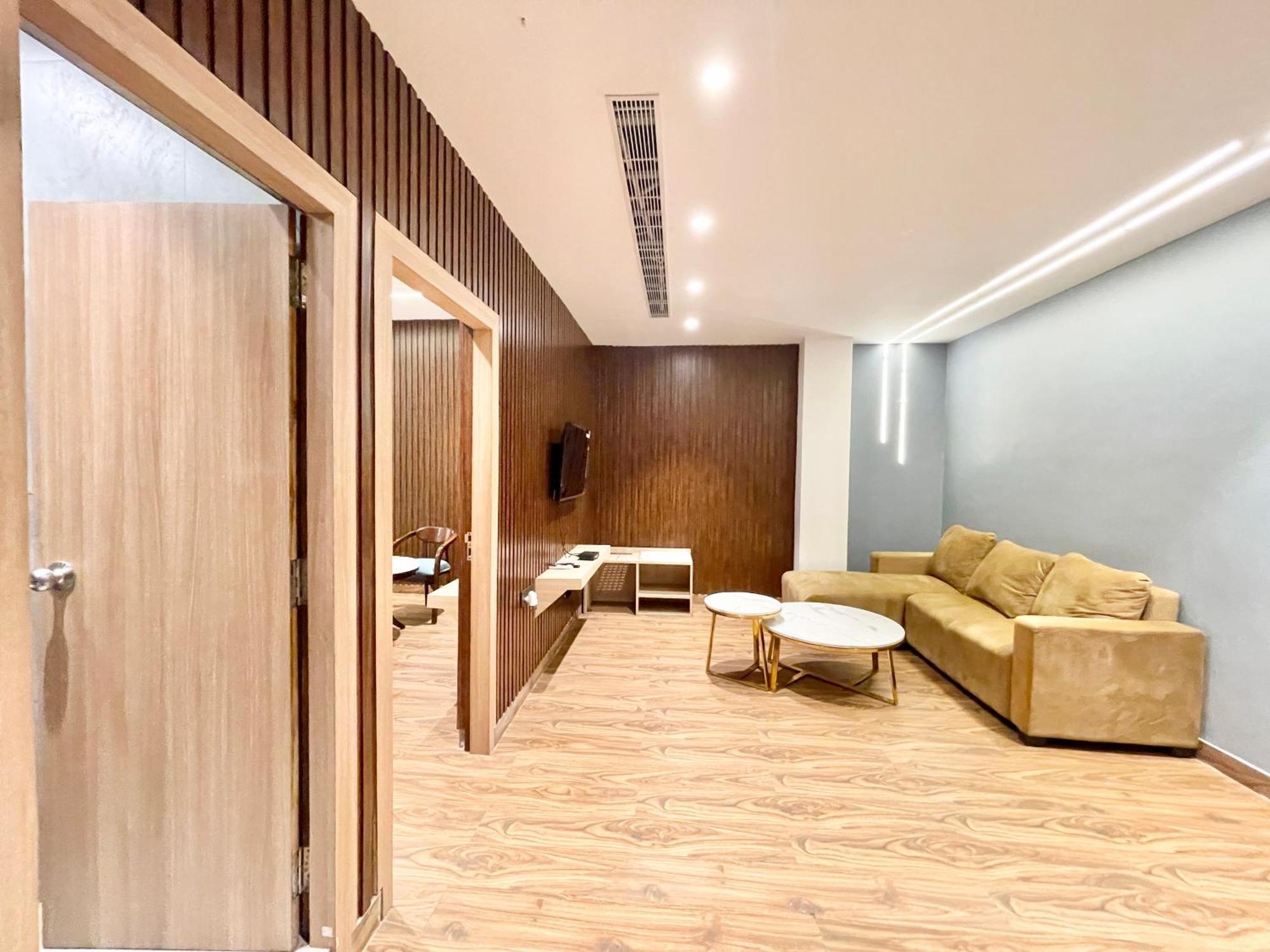 Hotel Well ! Fully Air-conditioned With Lift-wifi- Parking Availability, Near Kashi Vishwanath Temple, And Ganga Ghat 4*