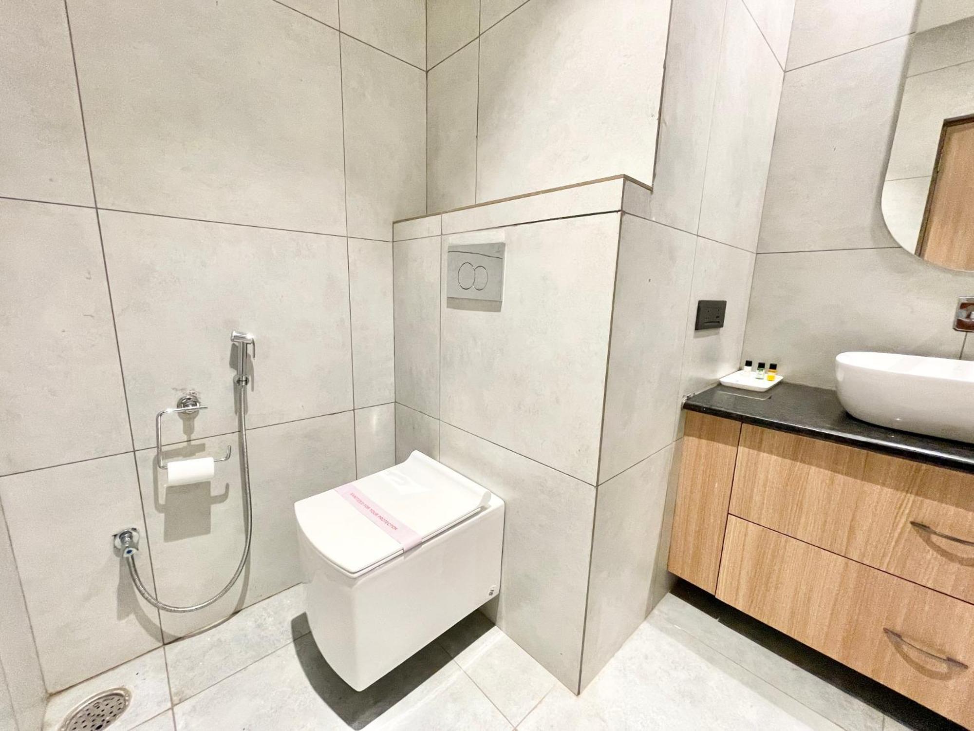 Well ! Fully Air-conditioned With Lift-wifi- Parking Availability, Near Kashi Vishwanath Temple, And Ganga Ghat 4*