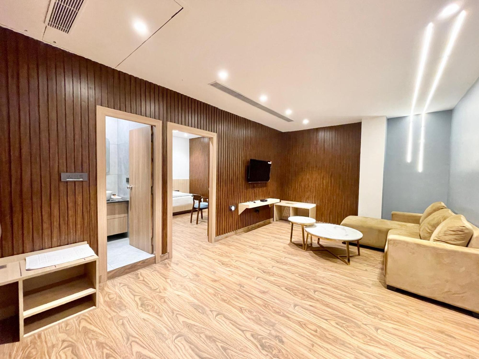 Hotel Well ! Fully Air-conditioned With Lift-wifi- Parking Availability, Near Kashi Vishwanath Temple, And Ganga Ghat 4*