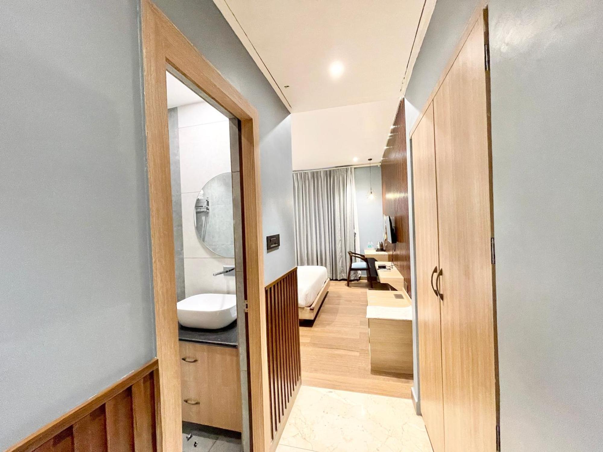 Well ! Fully Air-conditioned With Lift-wifi- Parking Availability, Near Kashi Vishwanath Temple, And Ganga Ghat