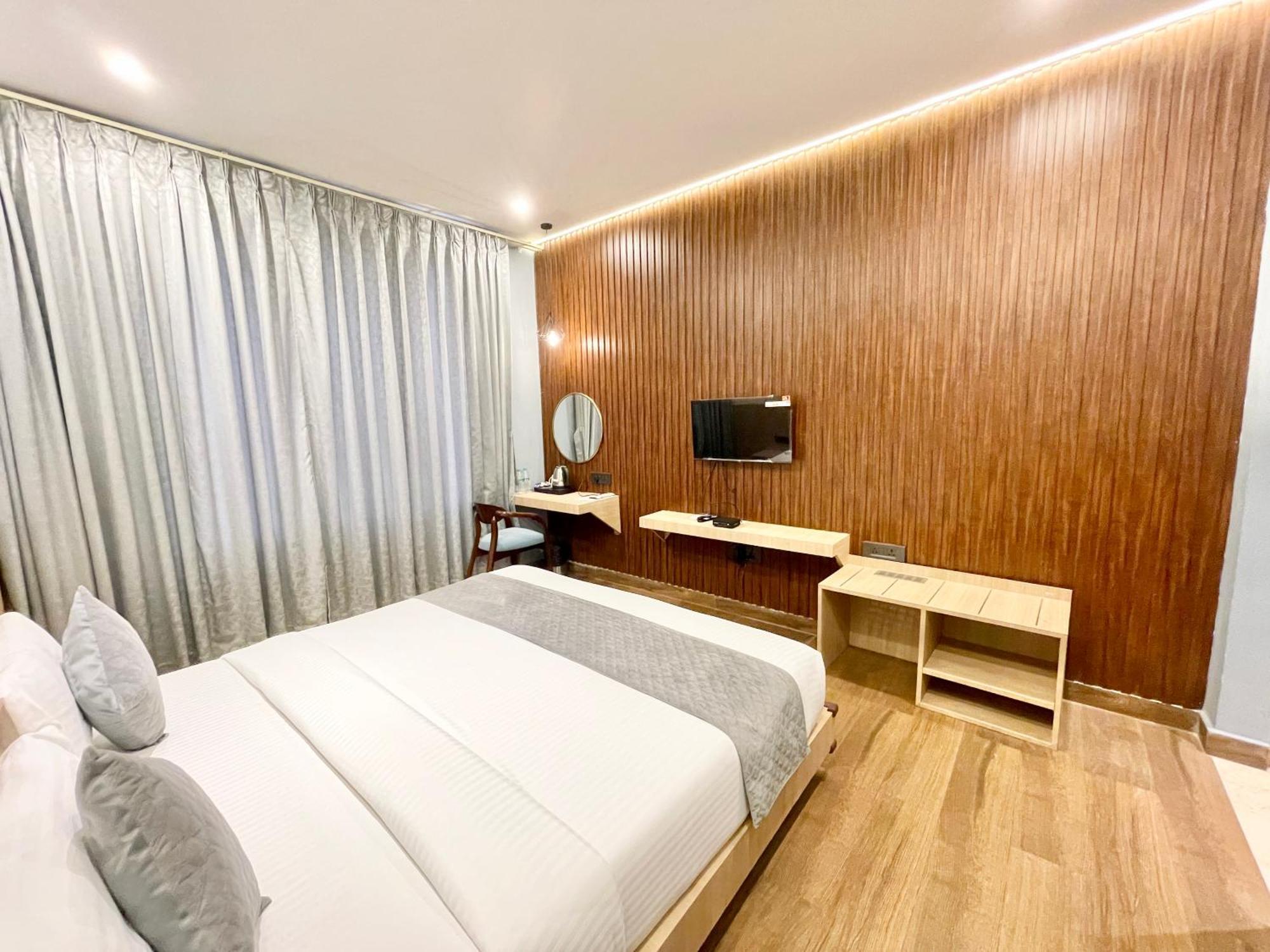 Well ! Fully Air-conditioned With Lift-wifi- Parking Availability, Near Kashi Vishwanath Temple, And Ganga Ghat 4* Varanasi