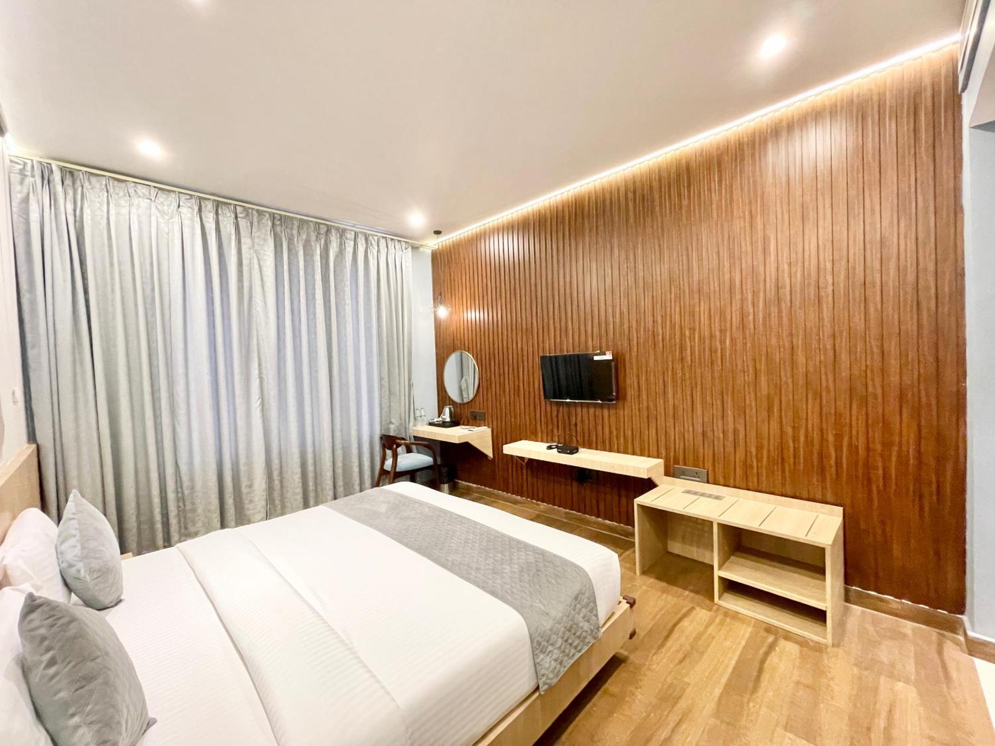 Hotel Well ! Fully Air-conditioned With Lift-wifi- Parking Availability, Near Kashi Vishwanath Temple, And Ganga Ghat Varanasi