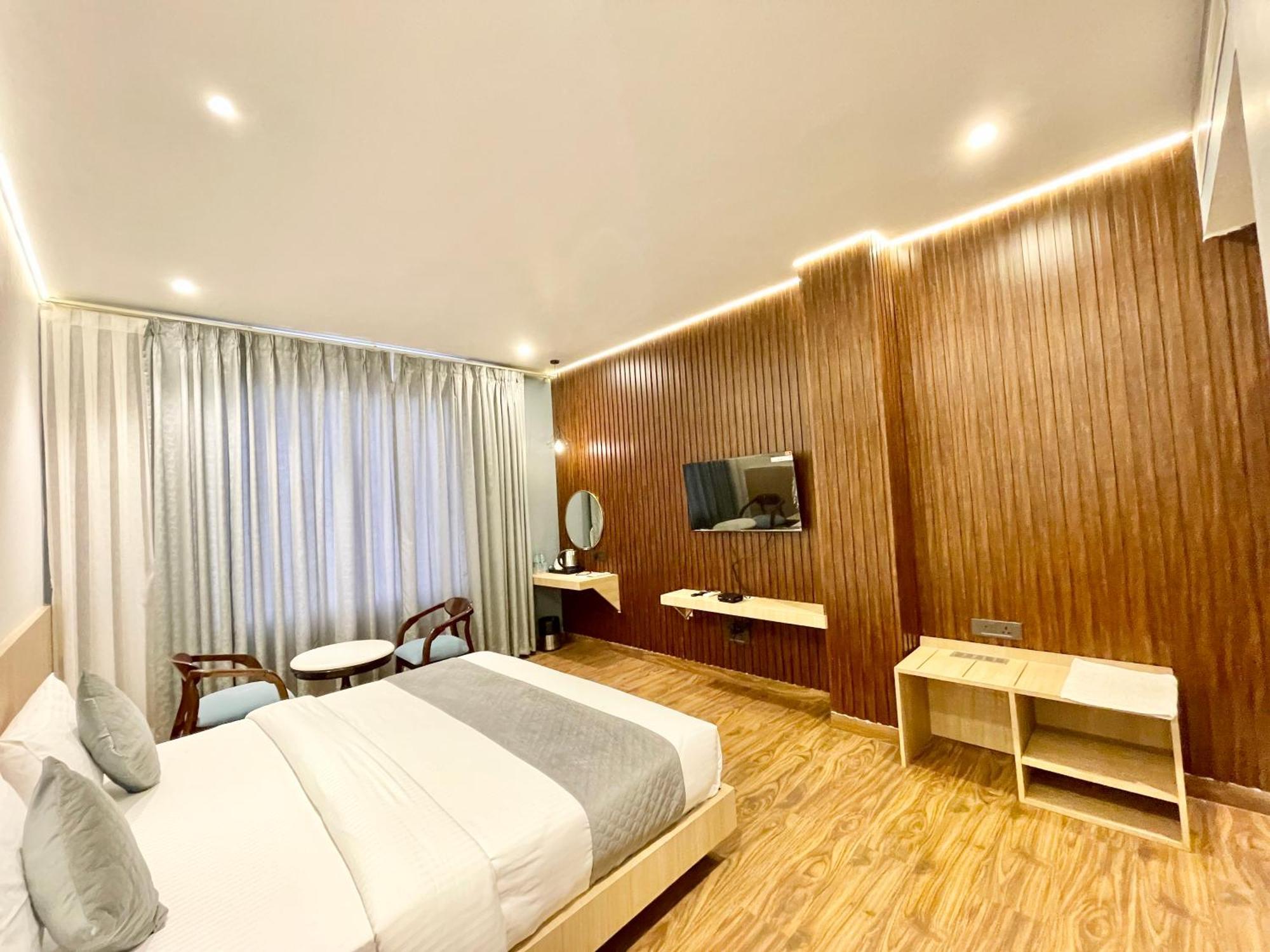 Well ! Fully Air-conditioned With Lift-wifi- Parking Availability, Near Kashi Vishwanath Temple, And Ganga Ghat Hotel Varanasi