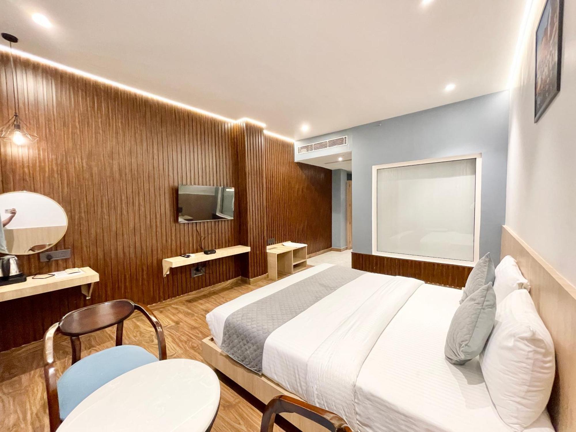 Hotel Well ! Fully Air-conditioned With Lift-wifi- Parking Availability, Near Kashi Vishwanath Temple, And Ganga Ghat Varanasi