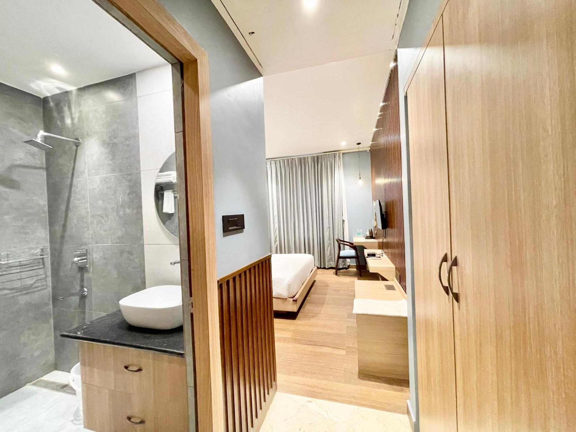 Well ! Fully Air-conditioned With Lift-wifi- Parking Availability, Near Kashi Vishwanath Temple, And Ganga Ghat