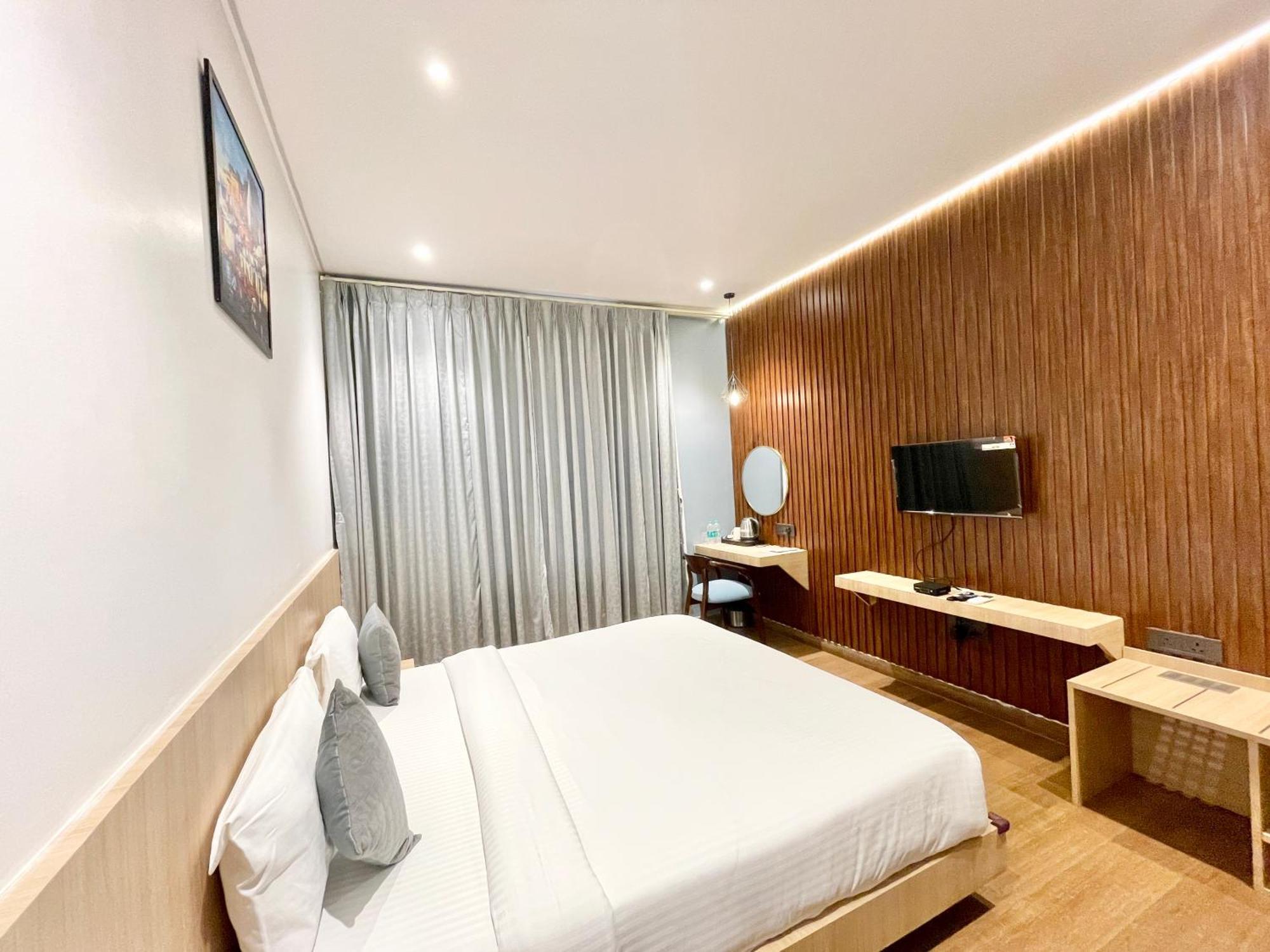 Well ! Fully Air-conditioned With Lift-wifi- Parking Availability, Near Kashi Vishwanath Temple, And Ganga Ghat Varanasi