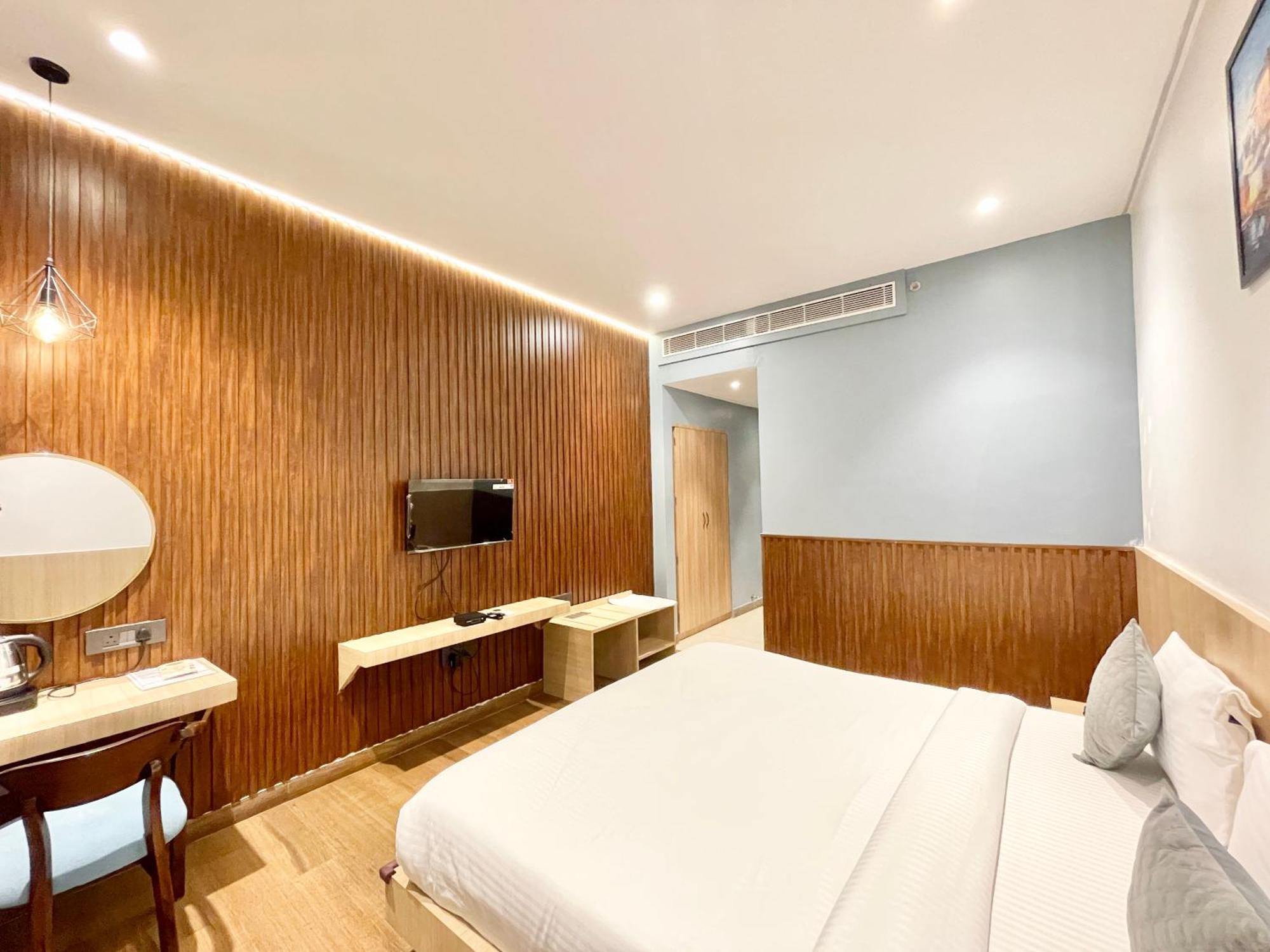 Well ! Fully Air-conditioned With Lift-wifi- Parking Availability, Near Kashi Vishwanath Temple, And Ganga Ghat