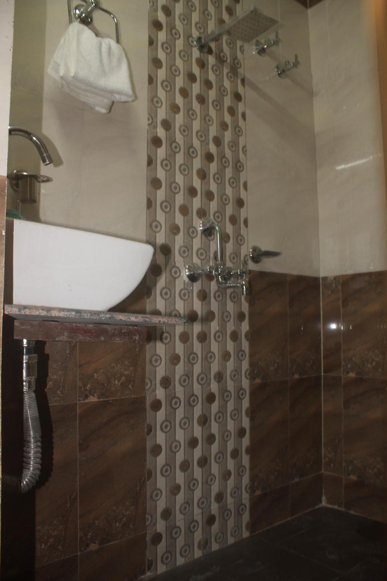 Ds Residency Varanasi-prime Location-parking Homestay *