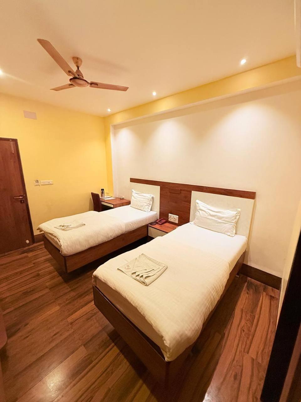 Shivam - Near Kashi Vishwanath Temple With Parking And Lift