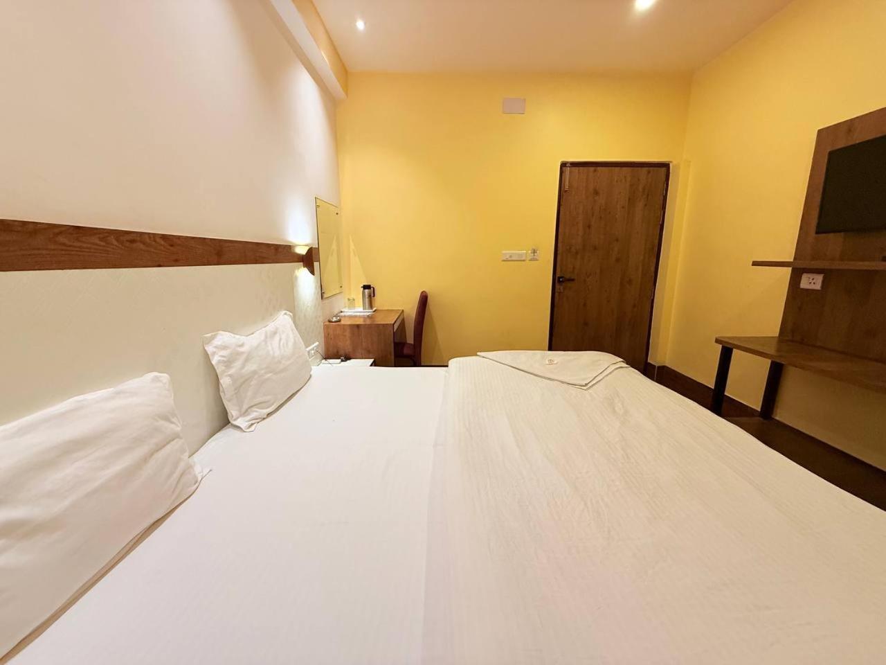Shivam - Near Kashi Vishwanath Temple With Parking And Lift Hotel Varanasi