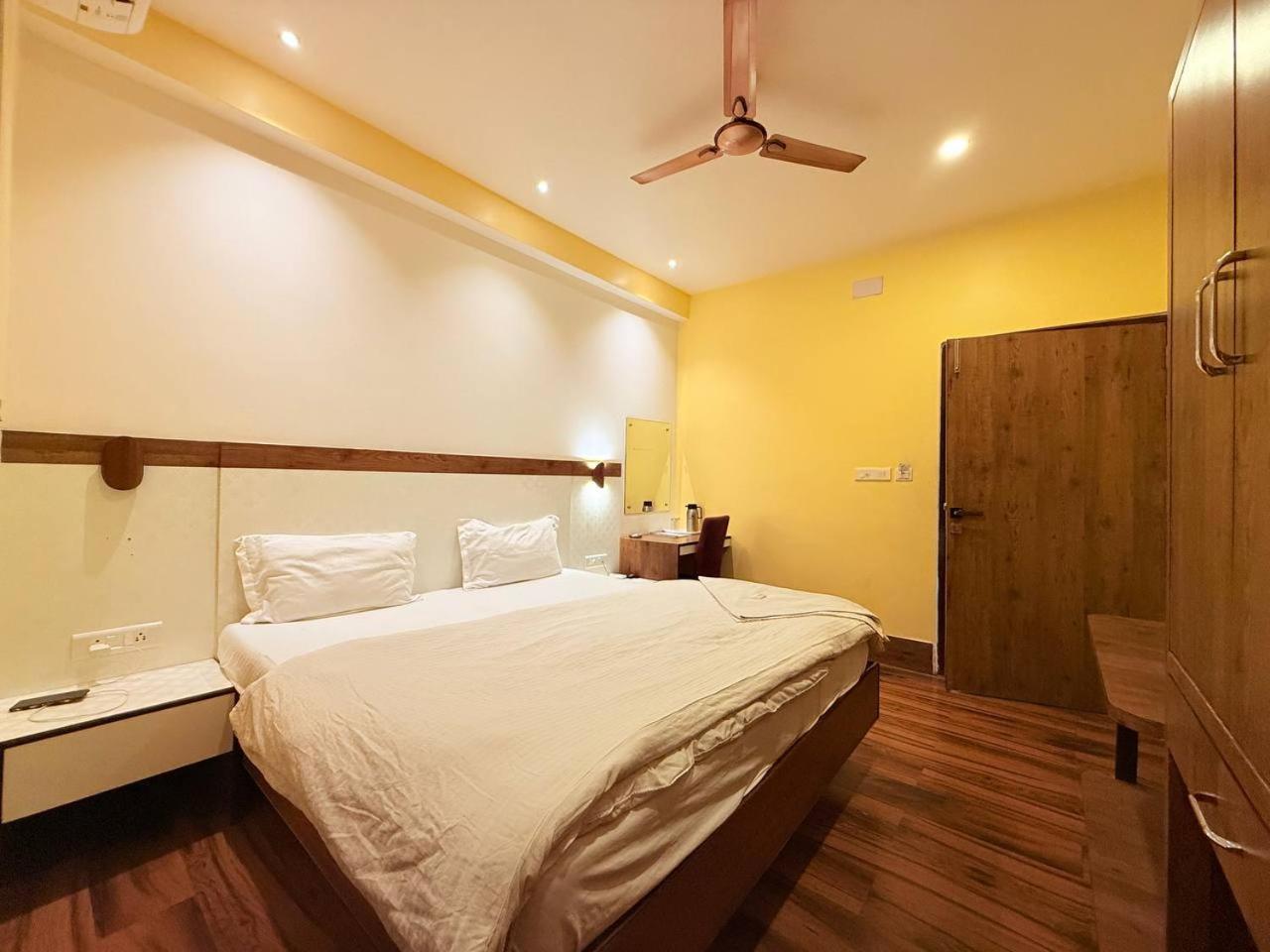 Shivam - Near Kashi Vishwanath Temple With Parking And Lift Varanasi