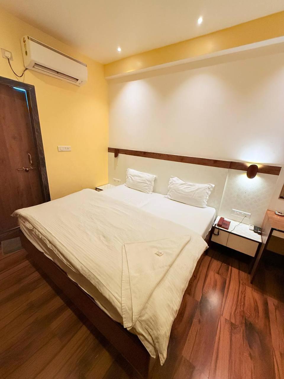 Hotel Shivam - Near Kashi Vishwanath Temple With Parking And Lift 4*