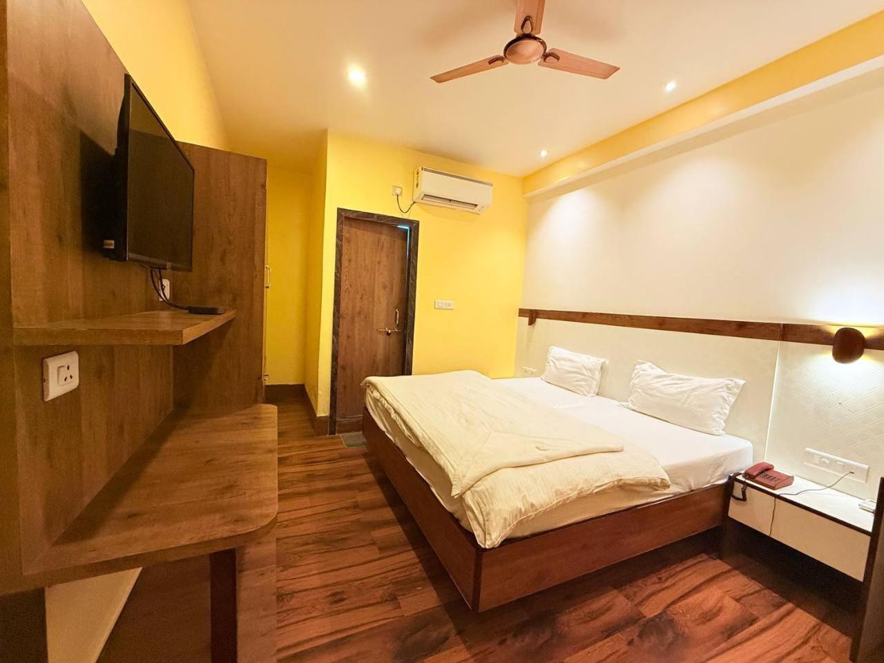Shivam - Near Kashi Vishwanath Temple With Parking And Lift 4*