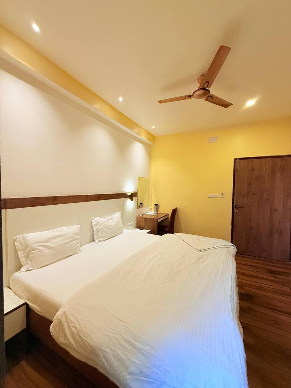 Shivam - Near Kashi Vishwanath Temple With Parking And Lift Varanasi