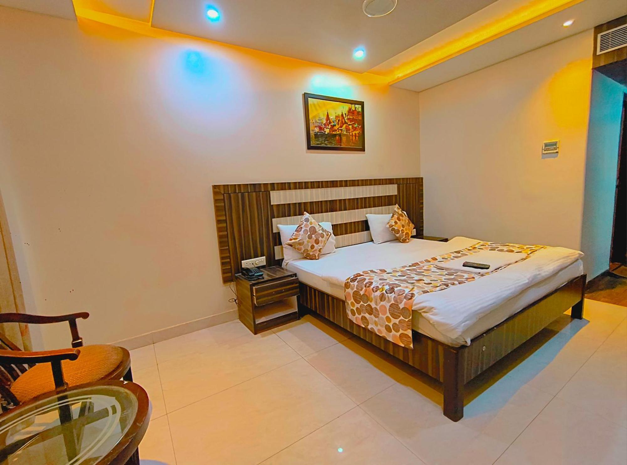 Hotel P Palace - Near Kashi Vishwanath Temple 4*