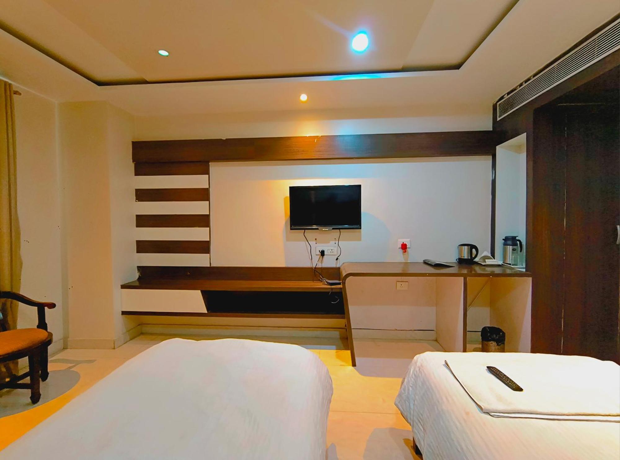 P Palace - Near Kashi Vishwanath Temple 4*