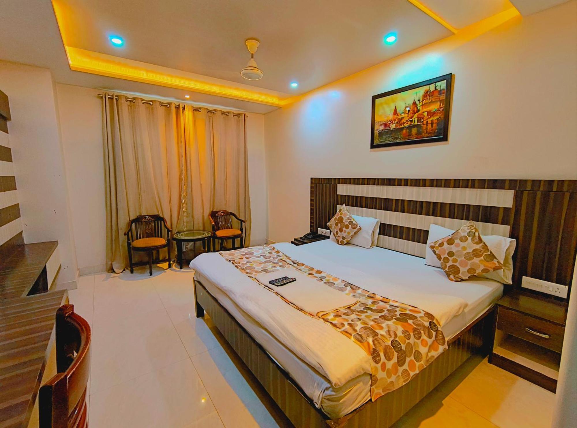 Hotel P Palace - Near Kashi Vishwanath Temple