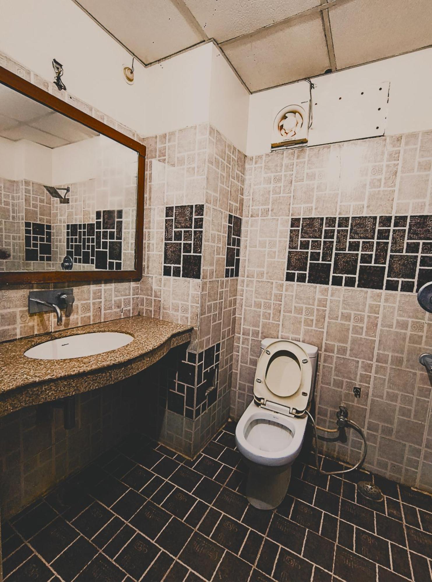 P Palace - Near Kashi Vishwanath Temple 4*