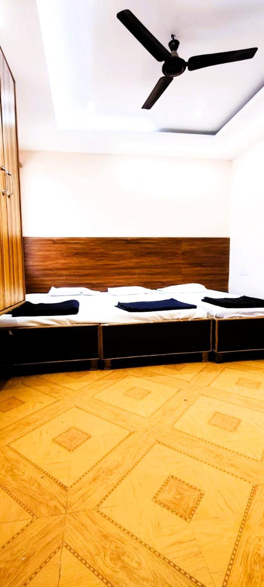 M R Swastik Near Beniya Park - Excellent With Family, Parking Facilities Homestay