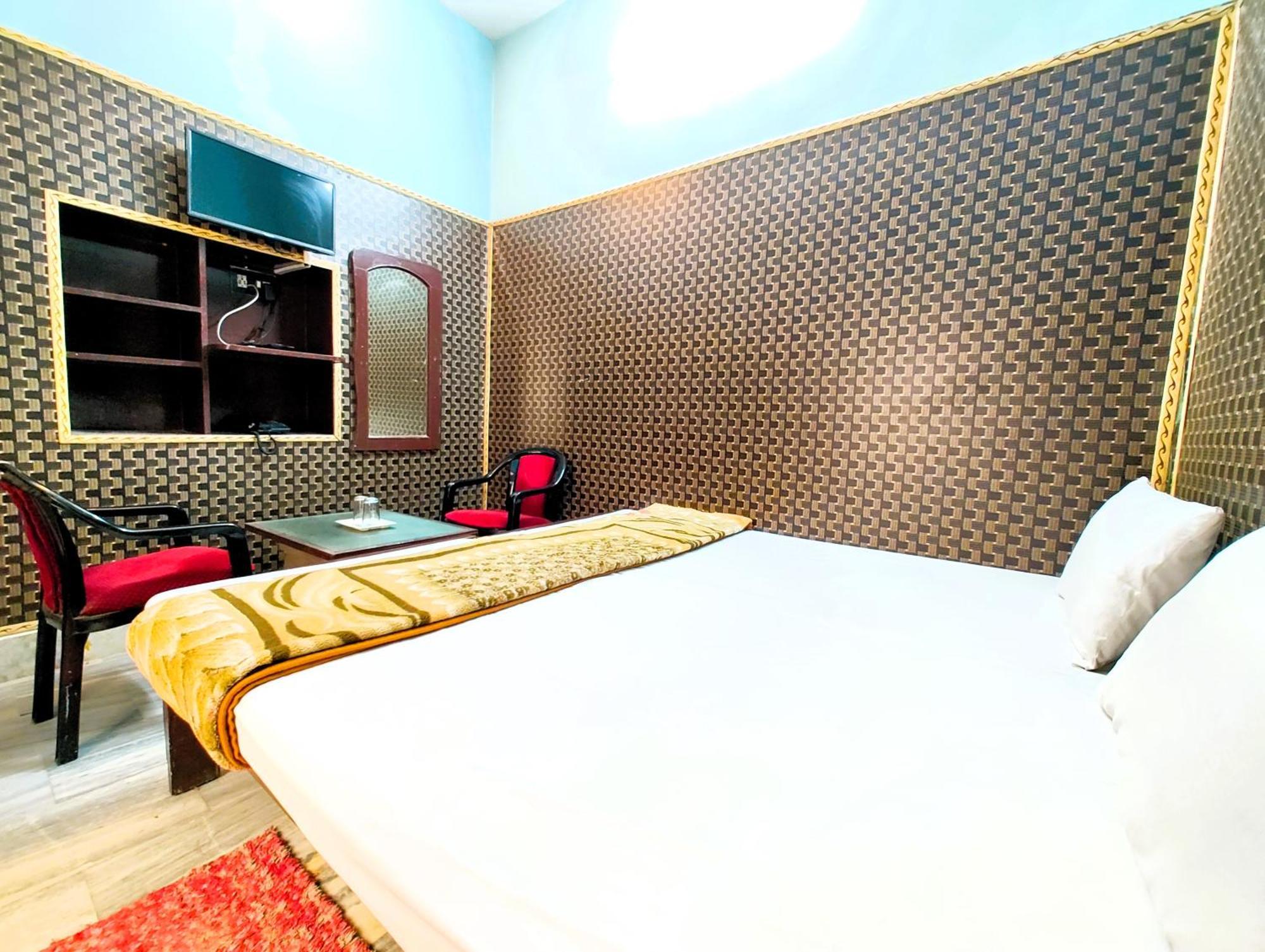 M R Teerth - Shri Kashi Vishwanath Temple - Perfect Location With Comfortable Homestay