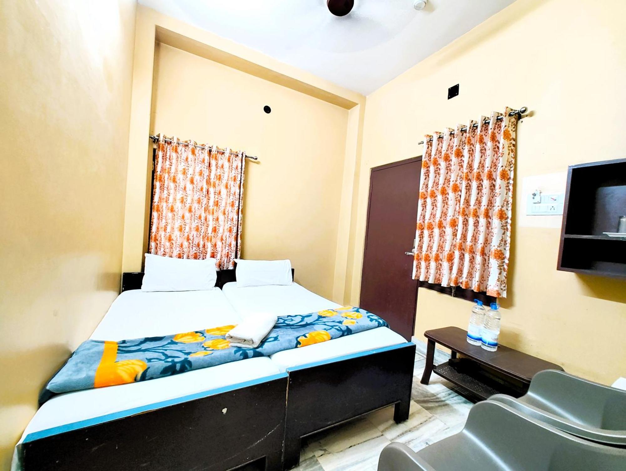 M R Teerth - Shri Kashi Vishwanath Temple - Perfect Location With Comfortable Homestay