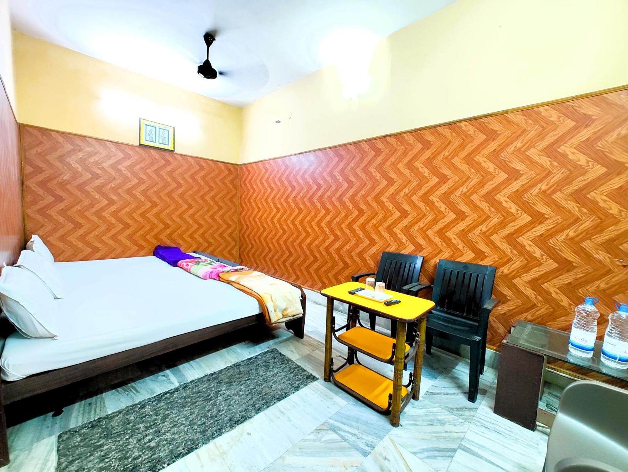 M R Teerth - Shri Kashi Vishwanath Temple - Perfect Location With Comfortable