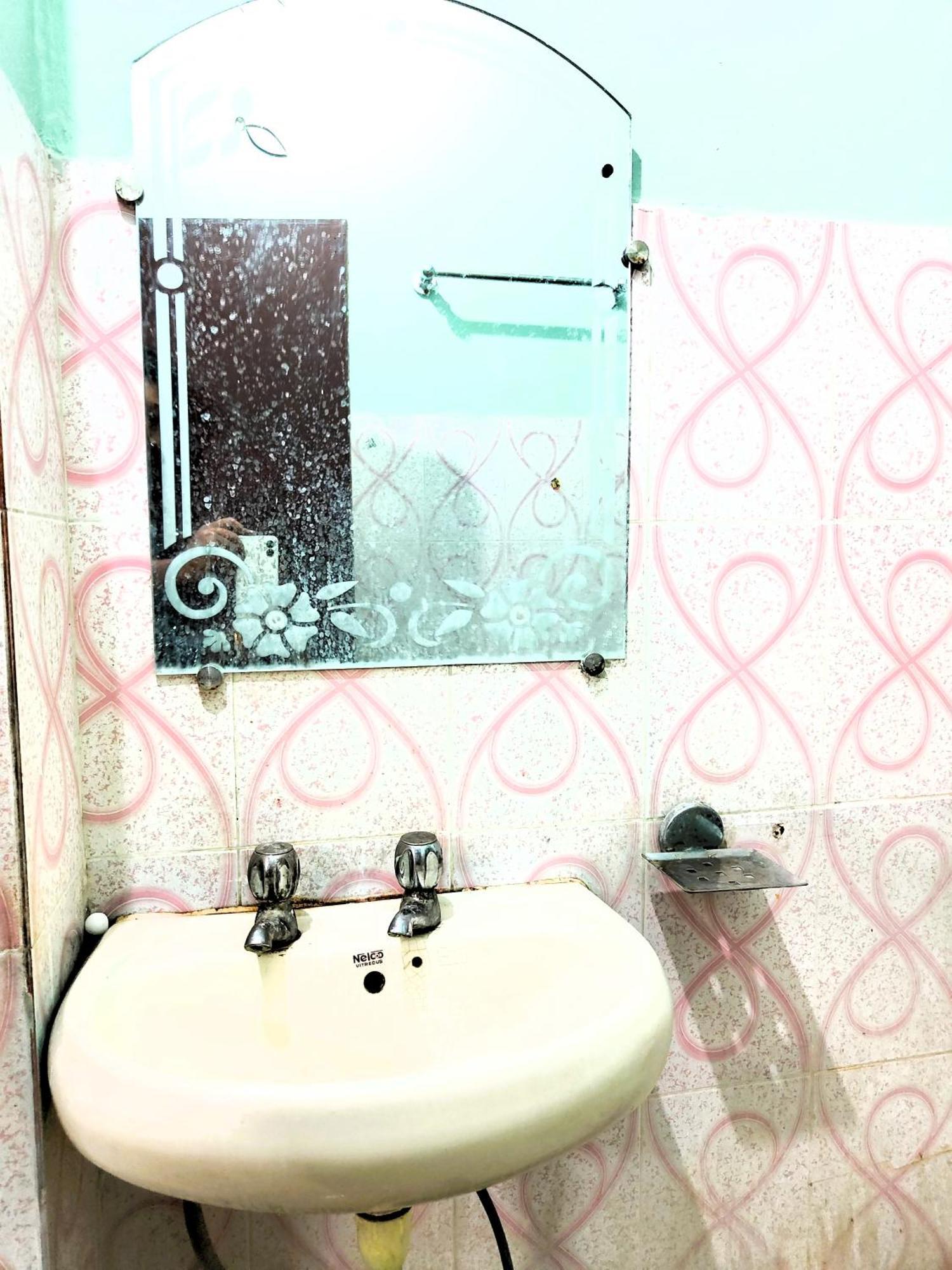 M R Teerth - Shri Kashi Vishwanath Temple - Perfect Location With Comfortable