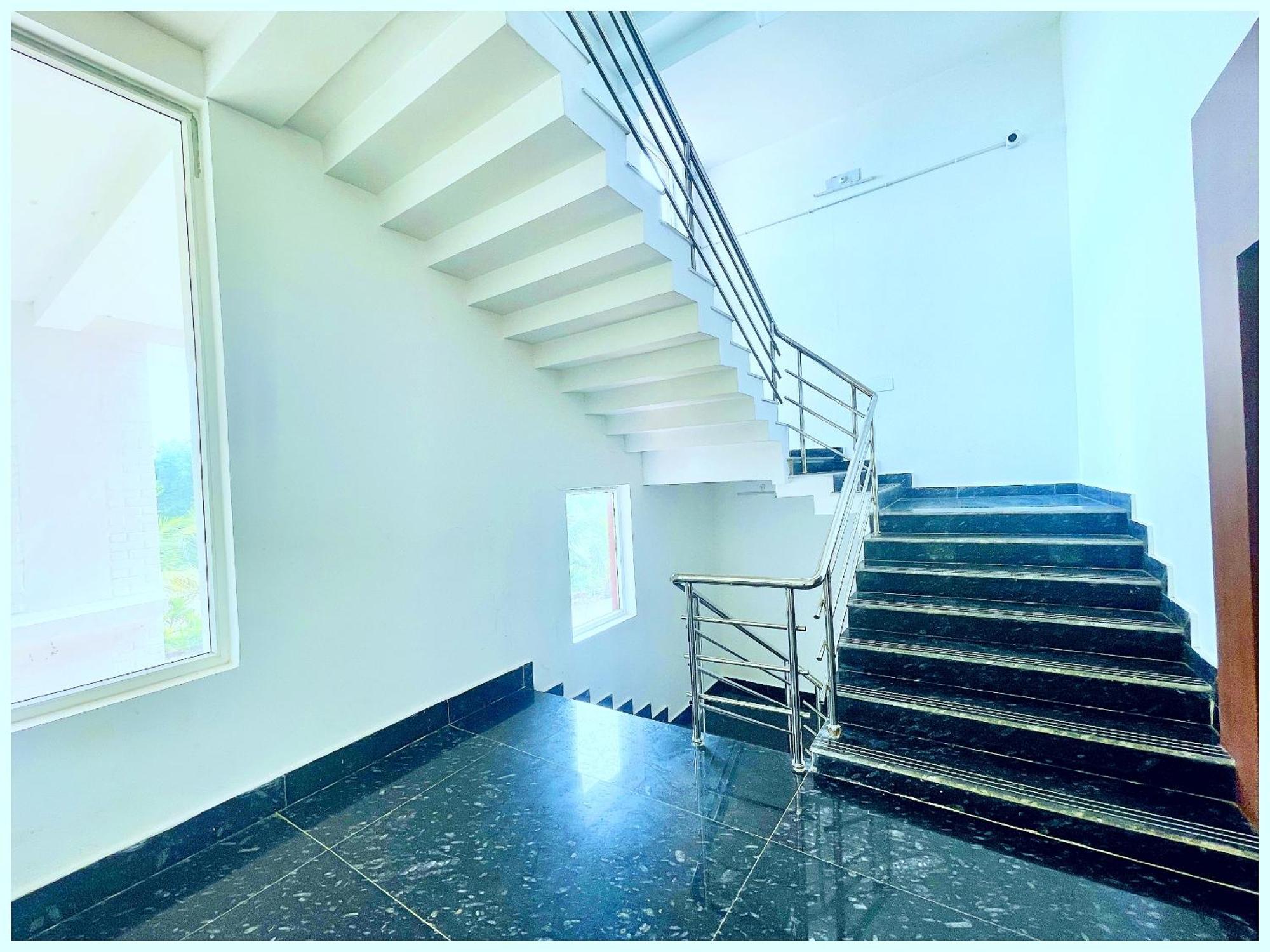 Premium - K A S H I - N E S T - Near Sarnath Excavated Site - Restaurant And Free Wi-fi - Fully Air Conditioned At Prime Location - In Homestay Varanasi