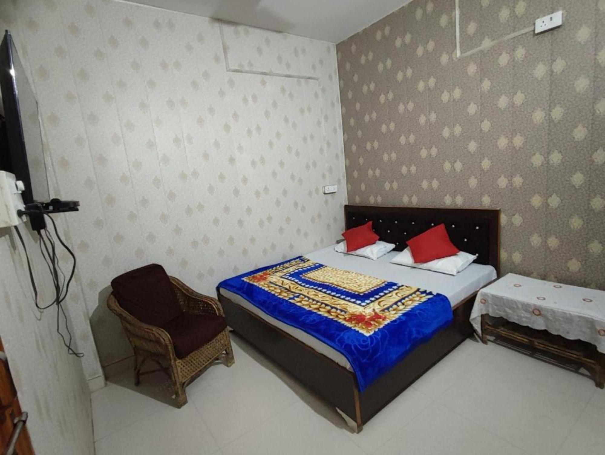 Homestay Premium - K A S H I - N E S T - Near Sarnath Excavated Site - Restaurant And Free Wi-fi - Fully Air Conditioned At Prime Location - In Varanasi