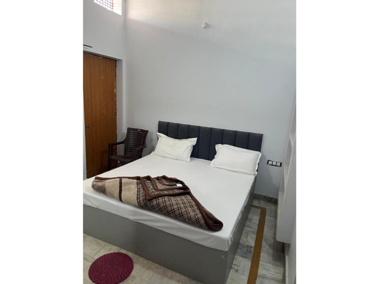 Hotel Shivaa Aashram Near Kashi Temple With Free Internet Service Varanasi