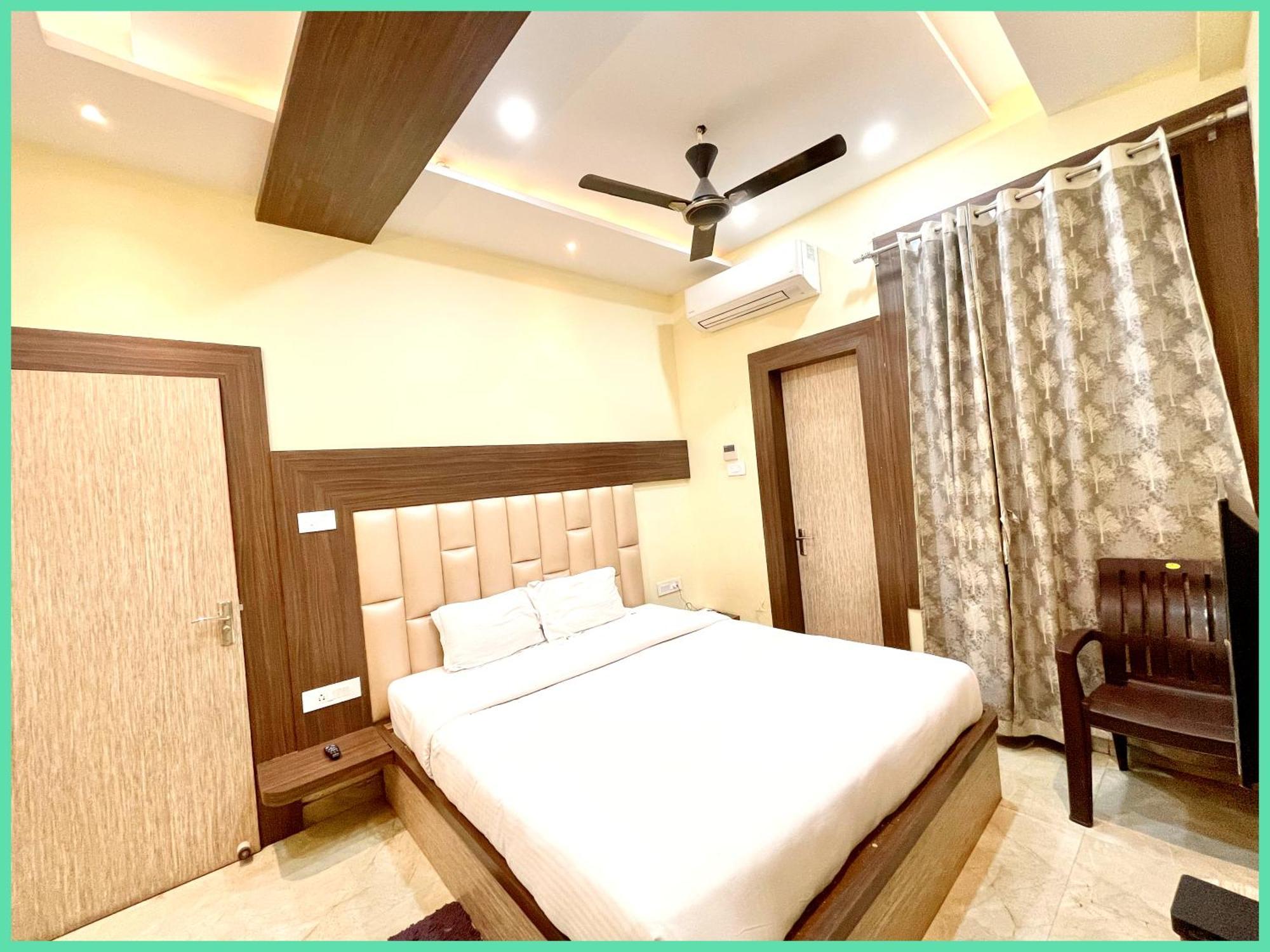 Hotel Nandini Palace ! ! ! Fully-air-conditioned-hotel Family-friendly-hotel, Near-kashi-vishwanath-temple And Ganga Ghat 4*