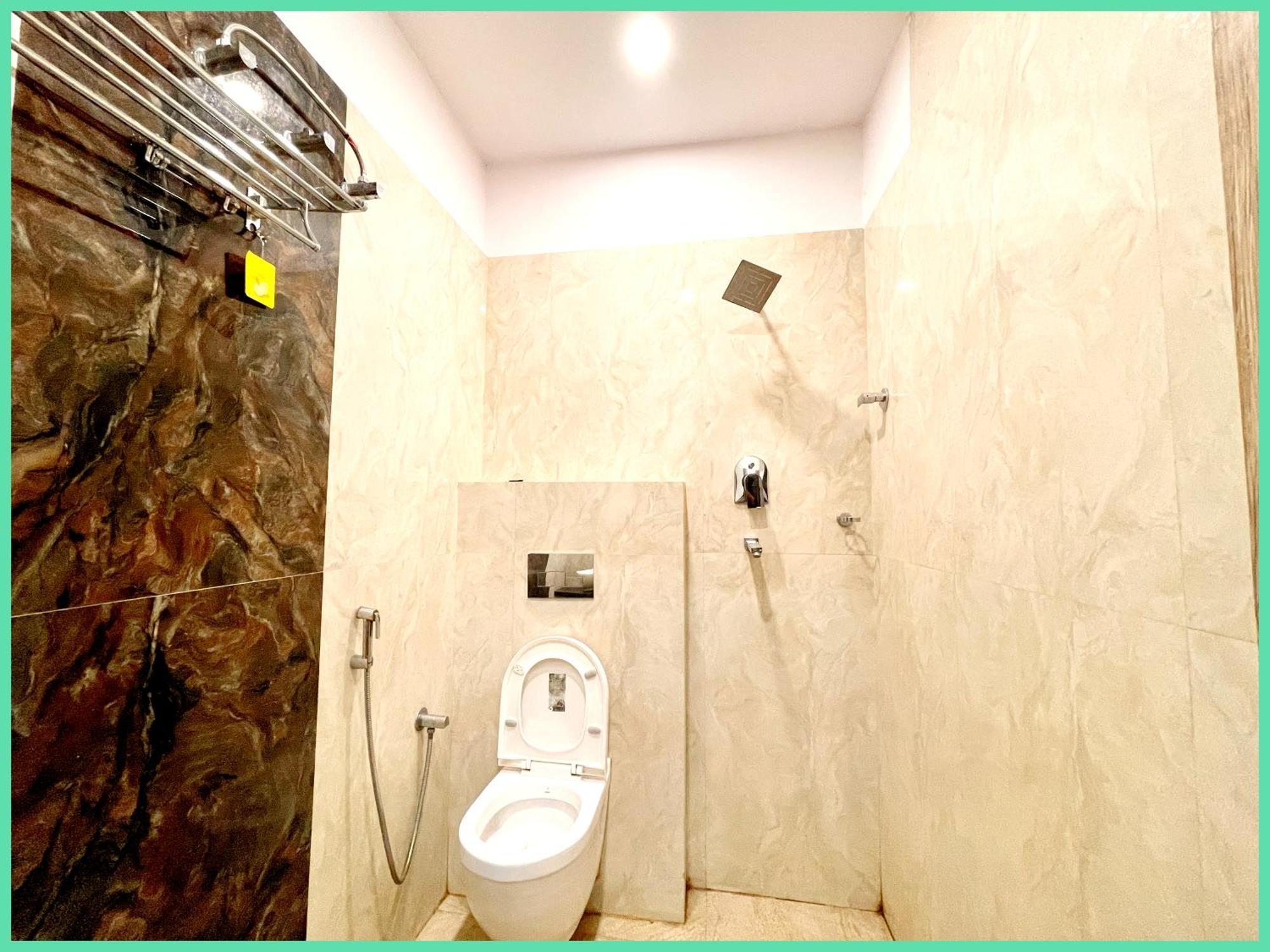 Nandini Palace ! ! ! Fully-air-conditioned-hotel Family-friendly-hotel, Near-kashi-vishwanath-temple And Ganga Ghat 4*