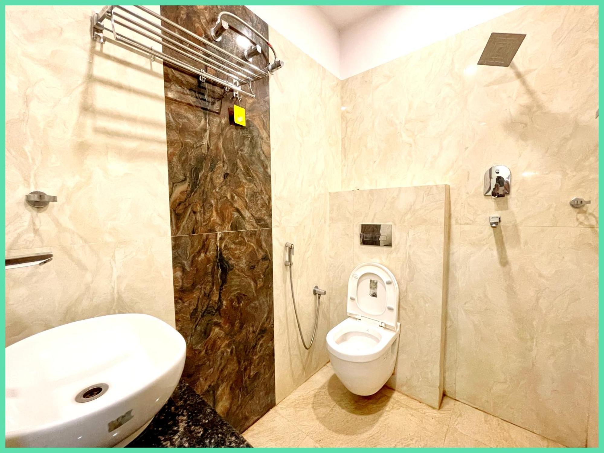 Nandini Palace ! ! ! Fully-air-conditioned-hotel Family-friendly-hotel, Near-kashi-vishwanath-temple And Ganga Ghat Varanasi