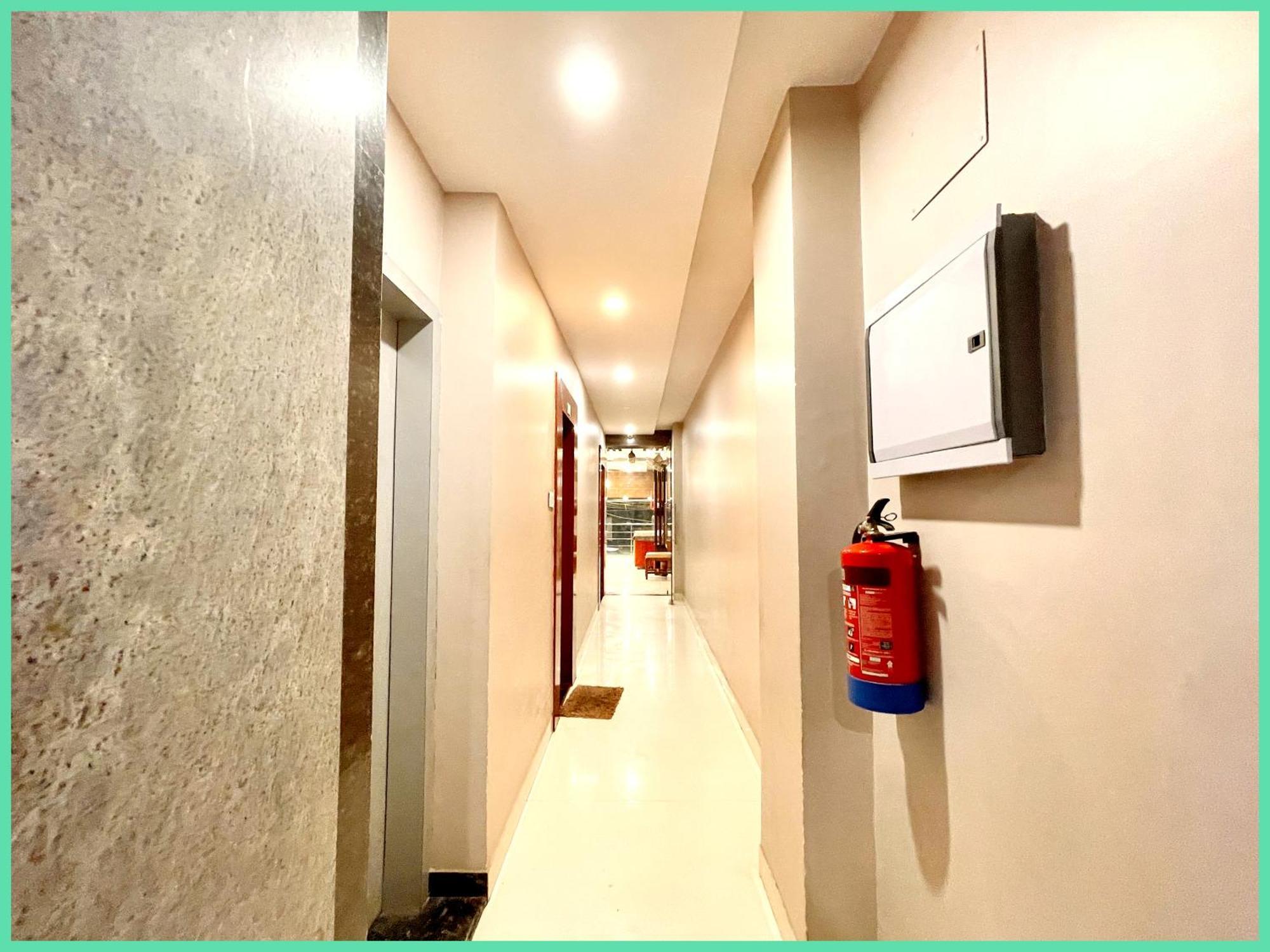 Nandini Palace ! ! ! Fully-air-conditioned-hotel Family-friendly-hotel, Near-kashi-vishwanath-temple And Ganga Ghat 4* Varanasi