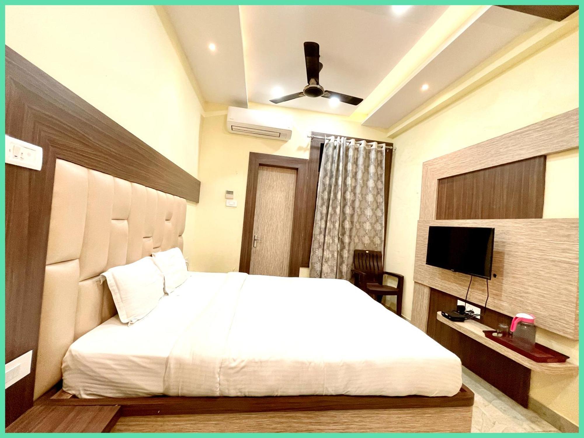 Nandini Palace ! ! ! Fully-air-conditioned-hotel Family-friendly-hotel, Near-kashi-vishwanath-temple And Ganga Ghat 4*
