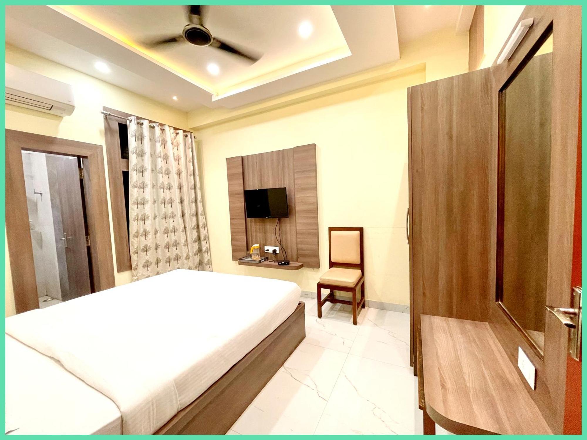 Nandini Palace ! ! ! Fully-air-conditioned-hotel Family-friendly-hotel, Near-kashi-vishwanath-temple And Ganga Ghat Varanasi