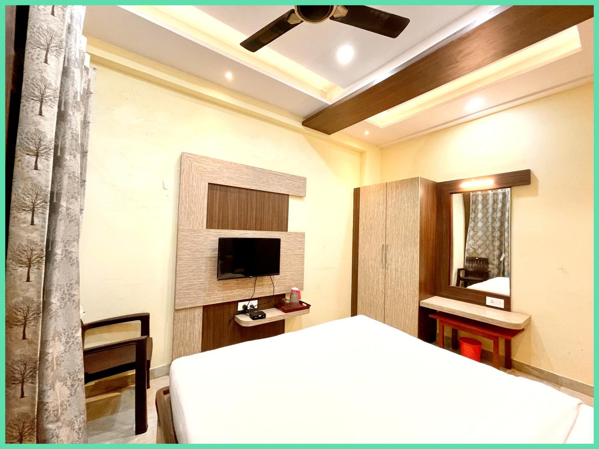 Hotel Nandini Palace ! ! ! Fully-air-conditioned-hotel Family-friendly-hotel, Near-kashi-vishwanath-temple And Ganga Ghat