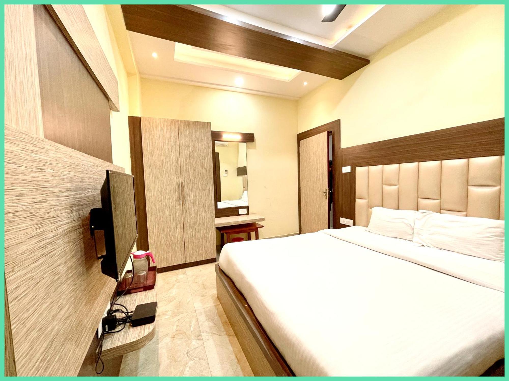 Nandini Palace ! ! ! Fully-air-conditioned-hotel Family-friendly-hotel, Near-kashi-vishwanath-temple And Ganga Ghat 4*