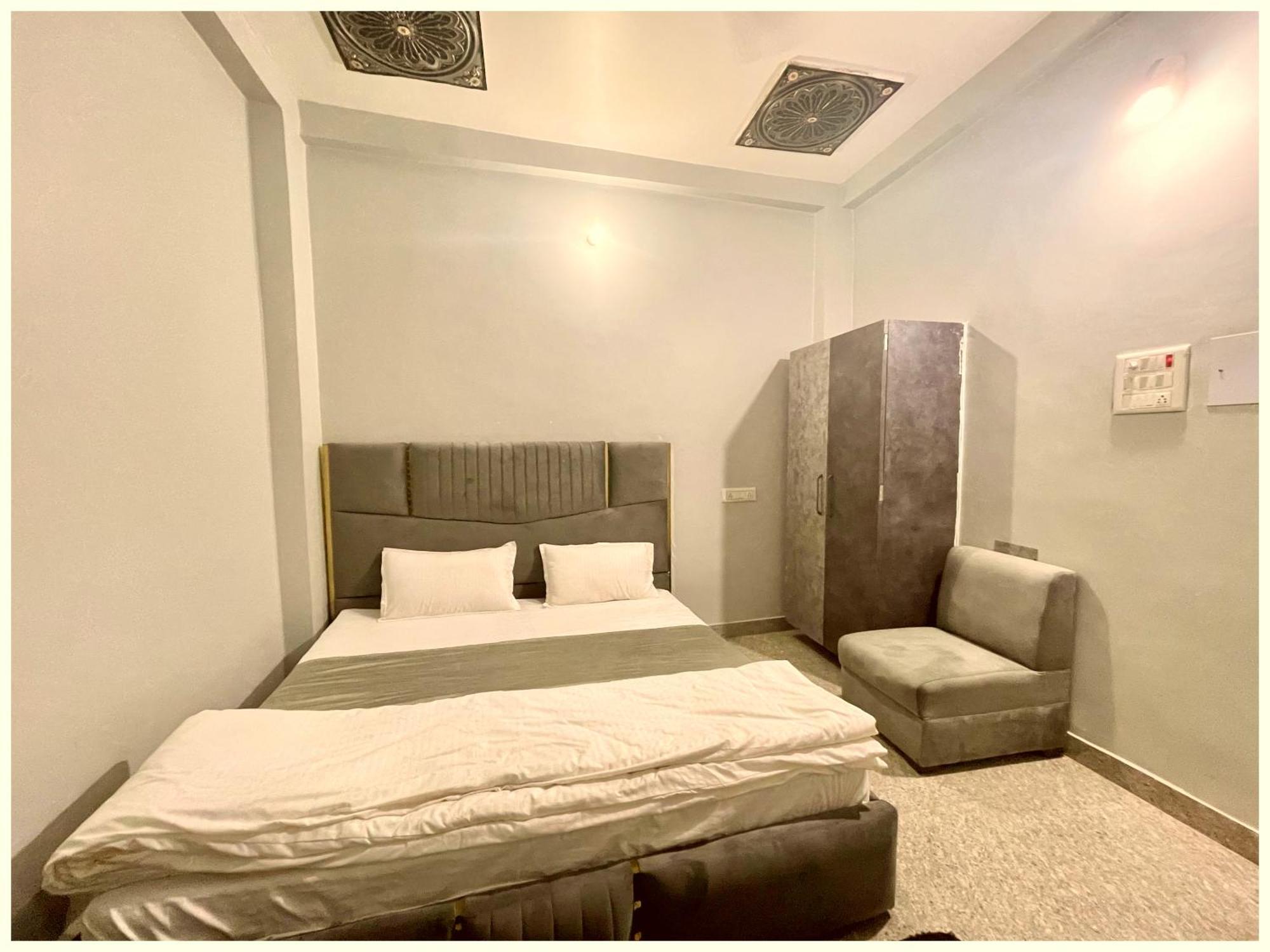 Prakash ! ! Fully-air-conditioned At Prime Location With Off Site Parking Availability, Near Kashi Vishwanath Temple, And Ganga Ghat